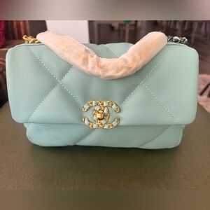 Beautiful NWOT Baby Blue Quilted Women's Bag